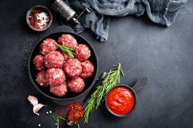 Baharat ve domates soslu taze çiğ dana köfte