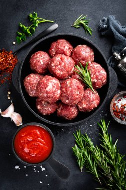 Baharat ve domates soslu taze çiğ dana köfte