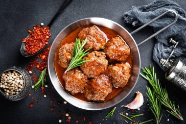 Domates soslu baharatlı dana köfte