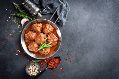 Domates soslu baharatlı dana köfte