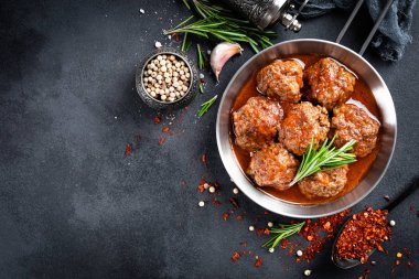 Domates soslu baharatlı dana köfte