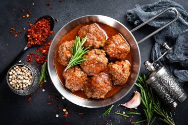 Domates soslu baharatlı dana köfte