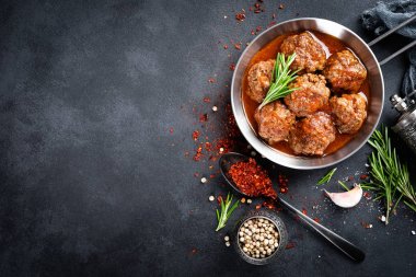 Domates soslu baharatlı dana köfte