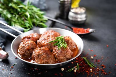 Domates soslu baharatlı dana köfte