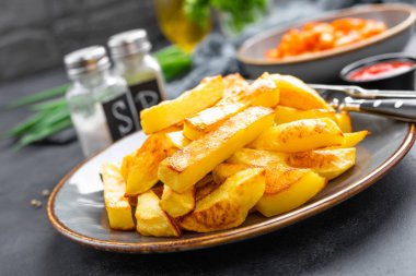 Fırında, tabakta kızarmış patates