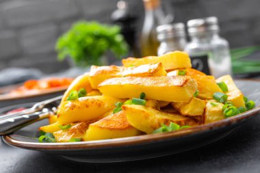 Fırında, tabakta kızarmış patates