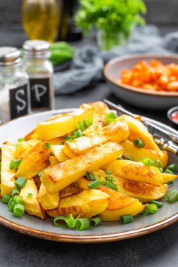 Fırında, tabakta kızarmış patates