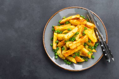 Fırında, tabakta kızarmış patates