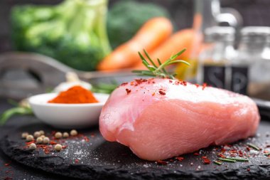 Pişirme için malzemelerle taze çiğ hindi et fileto