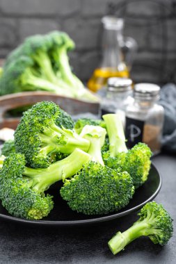 Gemide taze çiğ brokoli