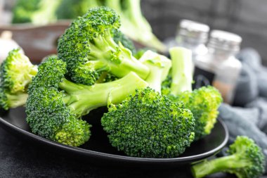 Gemide taze çiğ brokoli