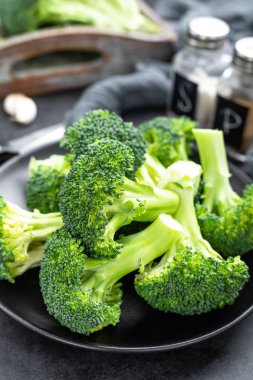 Gemide taze çiğ brokoli