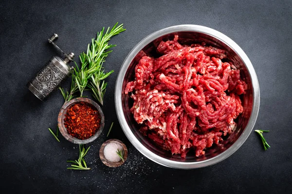 Mince Daging Tanah Dengan Bahan Bahan Untuk Memasak — Stok Foto