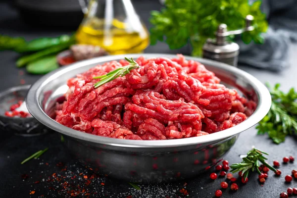 Mince Daging Tanah Dengan Bahan Bahan Untuk Memasak — Stok Foto