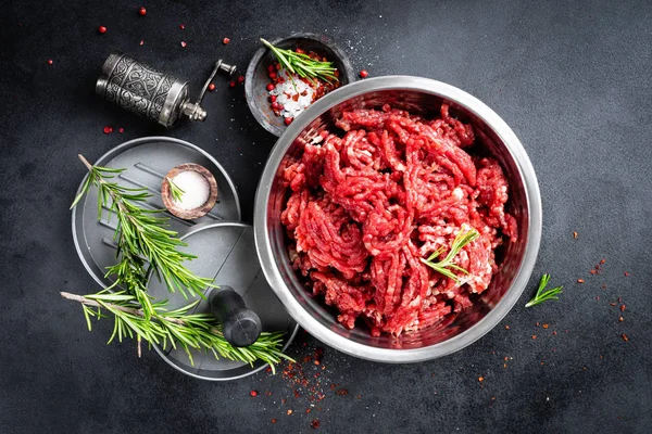 Mince Daging Tanah Dengan Bahan Bahan Untuk Memasak — Stok Foto