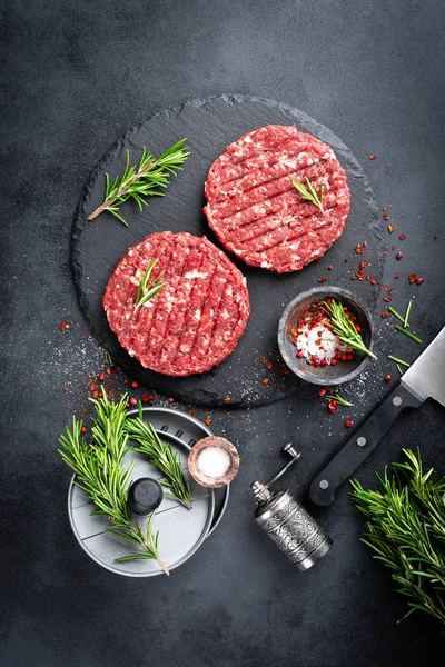 Čerstvé Surové Mleté Hovězí Steak Kořením — Stock fotografie