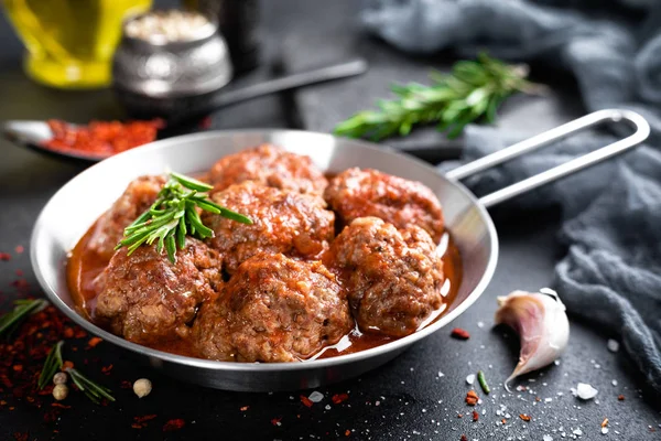 Gehaktballetjes Van Rundvlees Met Kruiden Tomatensaus — Stockfoto