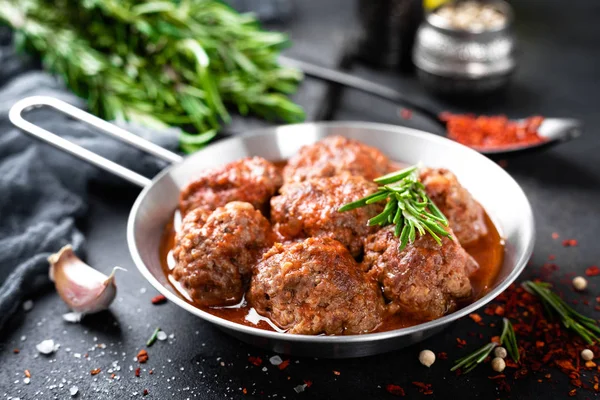 Gehaktballetjes van rundvlees met kruiden in tomatensaus — Stockfoto