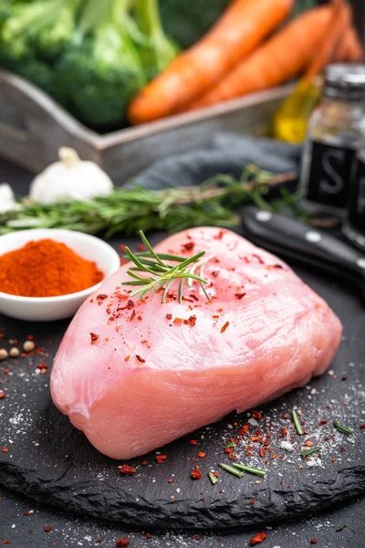 Daging Kalkun Segar Dengan Bahan Bahan Untuk Memasak — Stok Foto