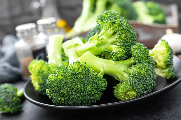 Broccoli Crudi Freschi Bordo — Foto Stock