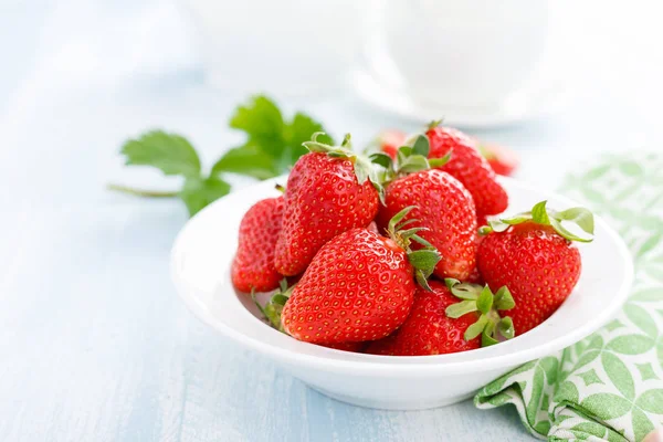 Frische Erdbeere Schüssel Auf Dem Tisch — Stockfoto