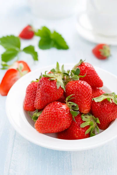 Frische Erdbeere Schüssel Auf Dem Tisch — Stockfoto