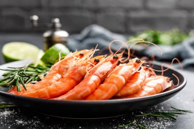 Bir tabakta haşlanmış karides