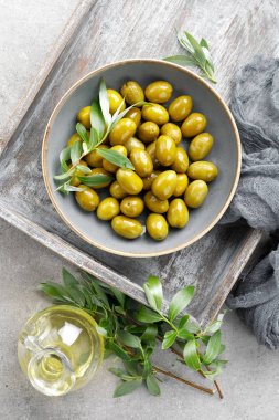 Bir kasede yeşil zeytin