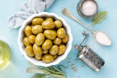 Bir kasede yeşil zeytin