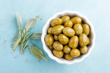 Bir kasede yeşil zeytin