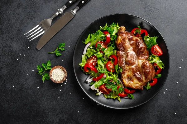 Gebakken Varkensvlees Steak Met Verse Groente Salade Een Bord — Stockfoto