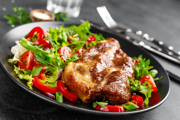 Gebakken Varkensvlees Steak Met Verse Groente Salade Een Bord — Stockfoto
