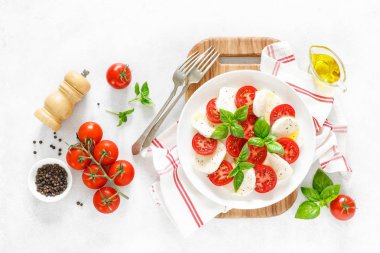 Beyaz tabakta taze İtalyan Caprese salatası, yukarıdan görünümü