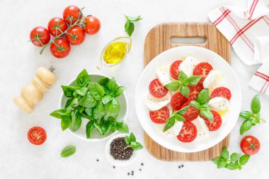 Beyaz tabakta taze İtalyan Caprese salatası, yukarıdan görünümü