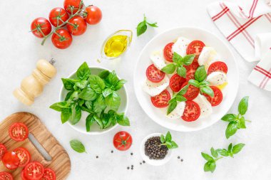 Beyaz tabakta taze İtalyan Caprese salatası, yukarıdan görünümü