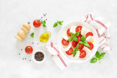 Beyaz tabakta taze İtalyan Caprese salatası, yukarıdan görünümü
