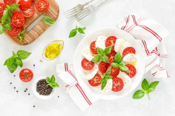 Salada Caprese Italiana Fresca Prato Branco Vista Cima — Fotografia de Stock