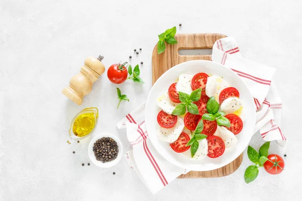 Ensalada Caprese Italiana Fresca Plato Blanco Vista Desde Arriba — Foto de Stock