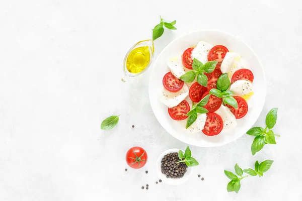 Salada Caprese Italiana Fresca Prato Branco Vista Cima — Fotografia de Stock