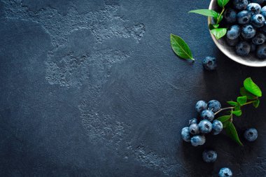 Siyah arka planda yaprakları ile yaban mersini, üst görünüm