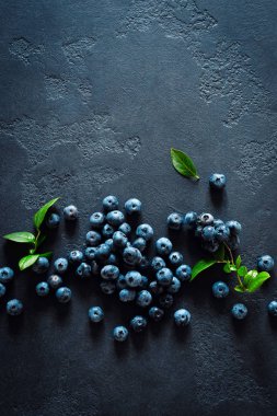 Siyah arka planda yaprakları ile yaban mersini, üst görünüm