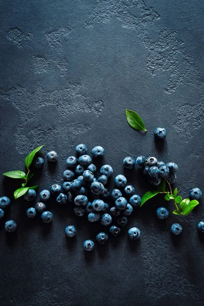 Siyah arka planda yaprakları ile yaban mersini, üst görünüm