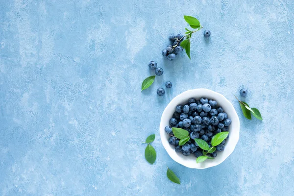 Blueberries Leaves White Bowl Blue Background Top View — Stock Photo, Image