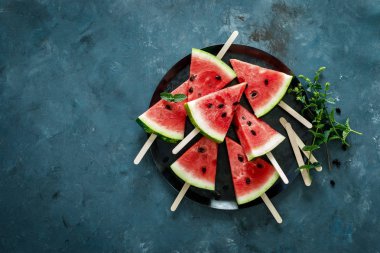 Mavi arka planda karpuz dilim Popsicles, üst görünüm