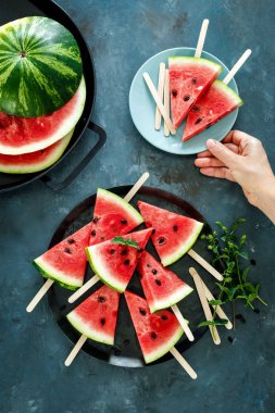 Mavi arka planda karpuz dilim Popsicles, üst görünüm