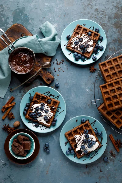 Csokoládé Belga Gofri Fagylalttal Friss Áfonya Kék Háttér Felülnézet — Stock Fotó