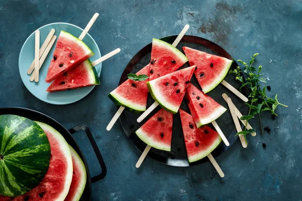 Mavi arka planda karpuz dilim Popsicles, üst görünüm