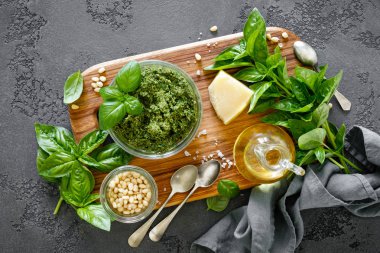 Taze fesleğen yaprakları, çam fıstığı, zeytinyağı, sarımsak ve parmesan peyniri ile geleneksel İtalyan pesto Alla Genovese