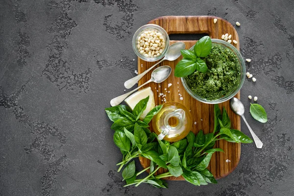 Pesto Tradicional Italiano Alla Genovese Com Folhas Manjericão Fresco Pinhões — Fotografia de Stock