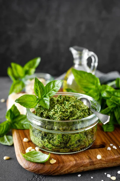 Pesto Tradicional Italiano Alla Genovese Com Folhas Manjericão Fresco Pinhões — Fotografia de Stock